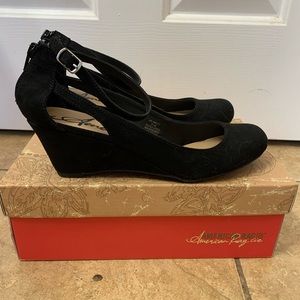 American Rag Black AMILEY Wedge Heels Size 9.5 NEW